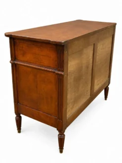 Commode en Noyer clair de style Louis XVI motifs cannelé trois tiroirs