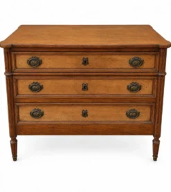 Commode en Noyer clair de style Louis XVI motifs cannelé trois tiroirs
