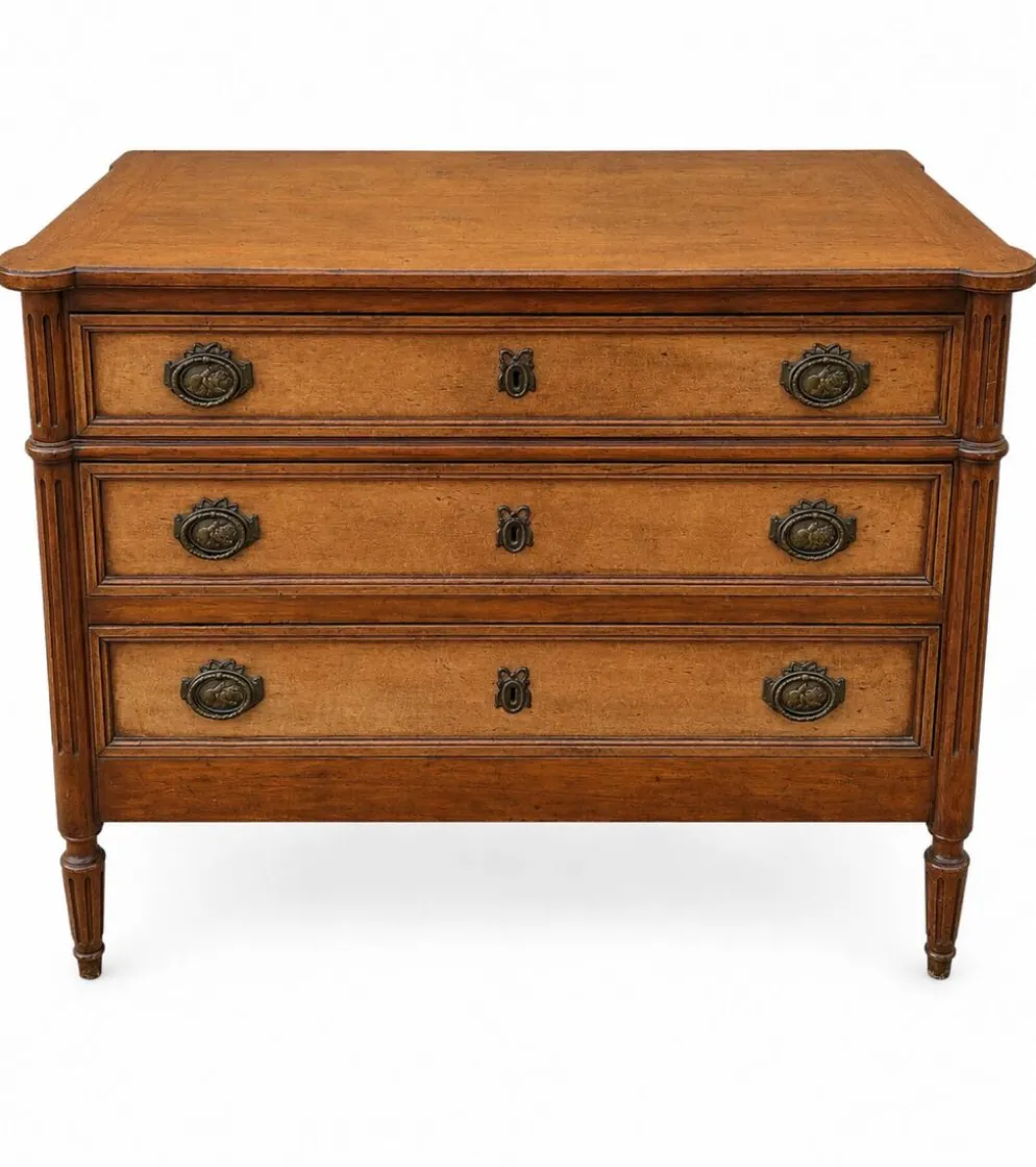 Commode en Noyer clair de style Louis XVI motifs cannelé trois tiroirs