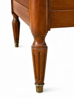 Commode en Noyer clair de style Louis XVI motifs cannelé trois tiroirs