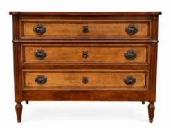 Commode en Noyer clair de style Louis XVI motifs cannelé trois tiroirs