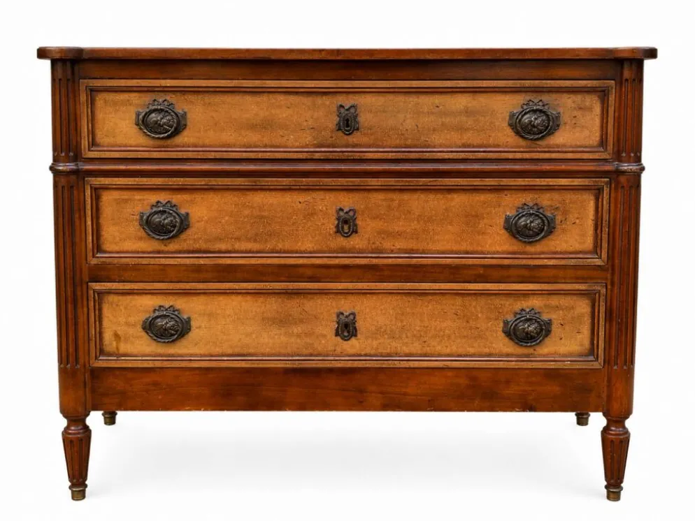Commode en Noyer clair de style Louis XVI motifs cannelé trois tiroirs