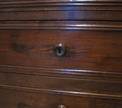 Commode en noyer massif Charles X