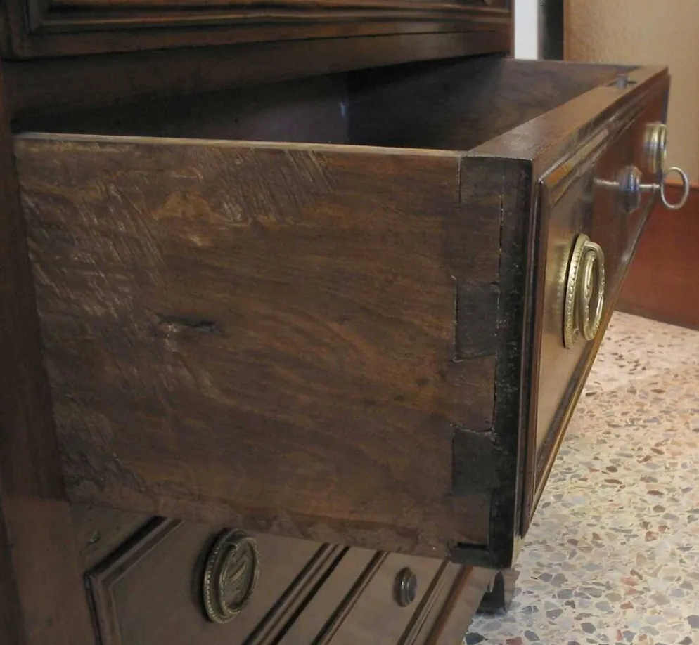 Commode en noyer massif Charles X