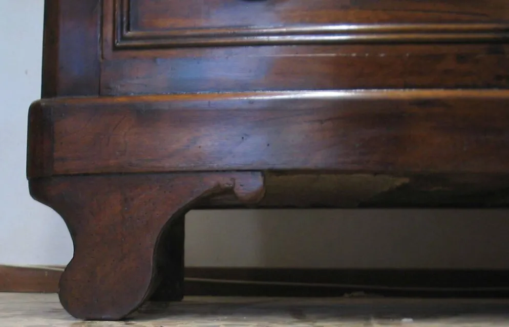Commode en noyer massif Charles X