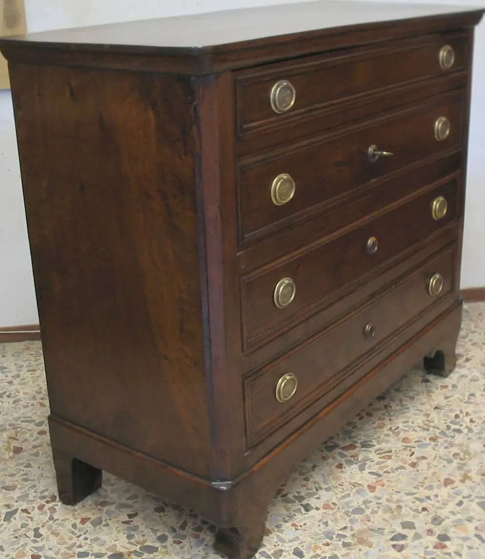 Commode en noyer massif Charles X