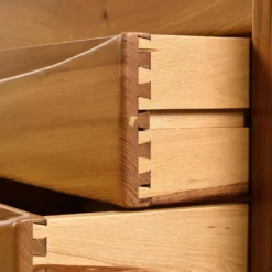 Commode en orme massif, Maison Regain