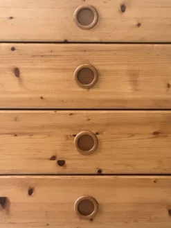 Commode en pin massif attribué à Charlotte Perriand, Les Arcs 1970