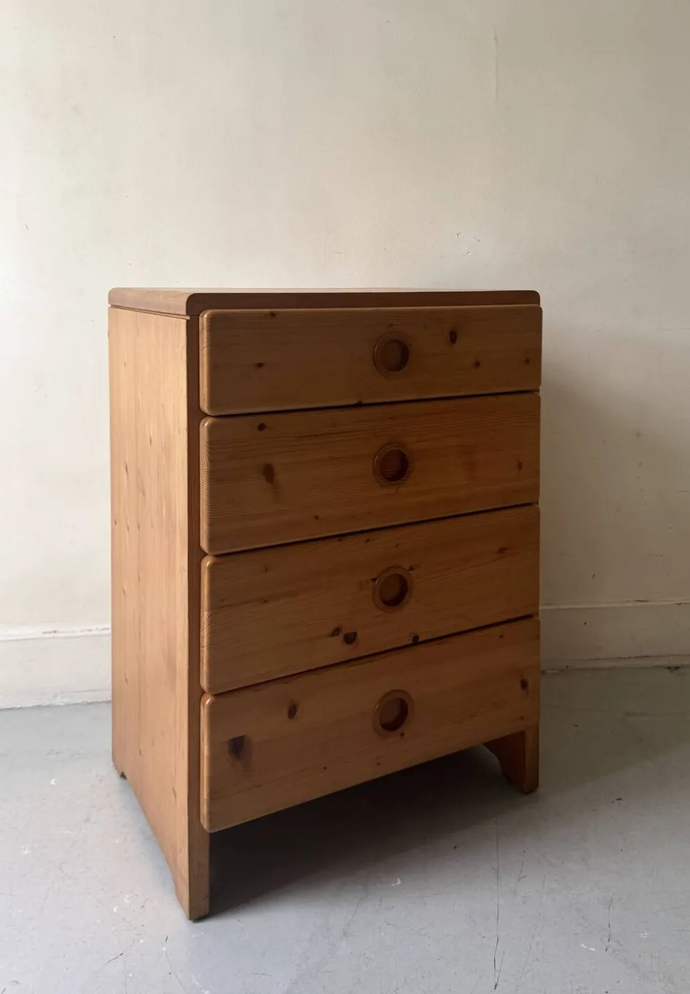Commode en pin massif attribué à Charlotte Perriand, Les Arcs 1970