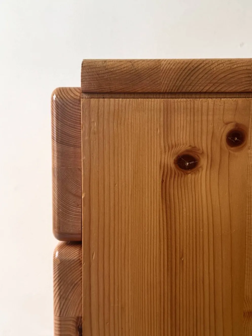 Commode en pin massif attribué à Charlotte Perriand, Les Arcs 1970