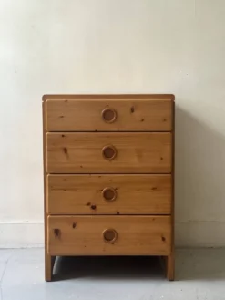 Commode en pin massif attribué à Charlotte Perriand, Les Arcs 1970