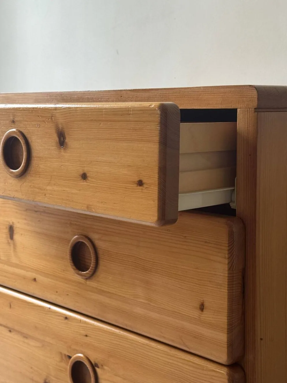 Commode en pin massif attribué à Charlotte Perriand, Les Arcs 1970