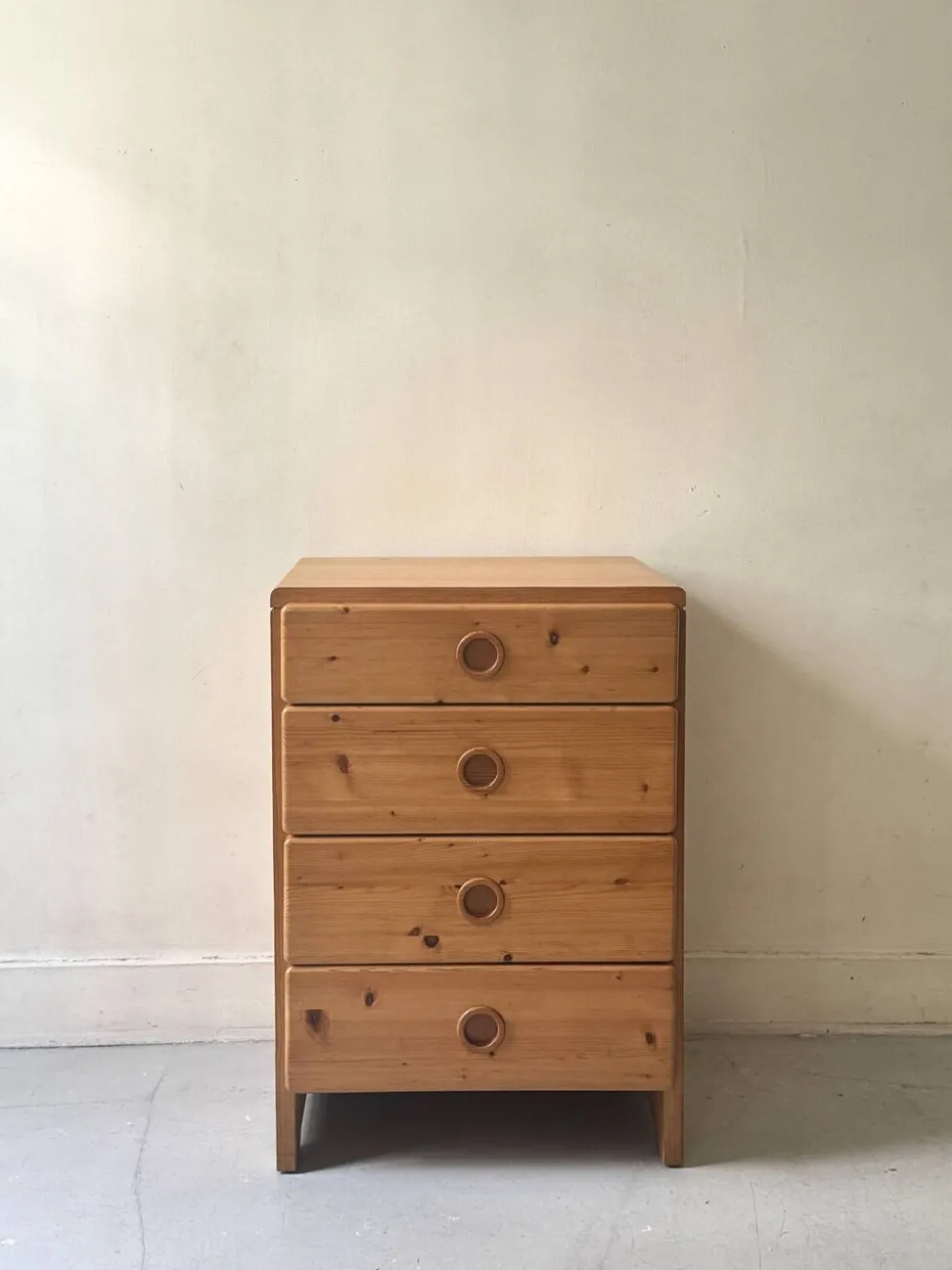 Commode en pin massif attribué à Charlotte Perriand, Les Arcs 1970