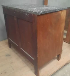 Commode en plaquage du dix-neuvieme siècle