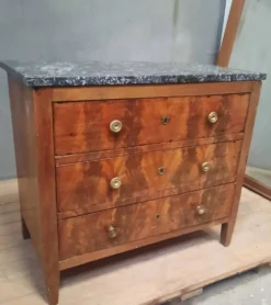 Commode en plaquage du dix-neuvieme siècle
