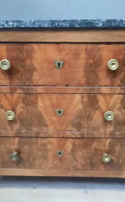 Commode en plaquage du dix-neuvieme siècle