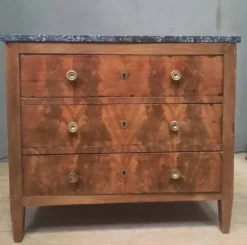 Commode en plaquage du dix-neuvieme siècle