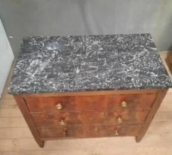 Commode en plaquage du dix-neuvieme siècle