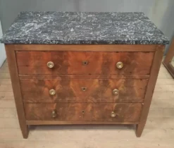 Commode en plaquage du dix-neuvieme siècle
