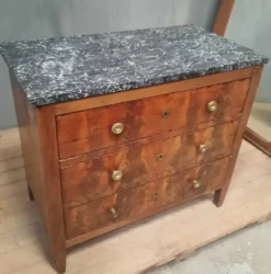 Commode en plaquage du dix-neuvieme siècle