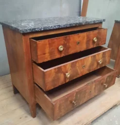 Commode en plaquage du dix-neuvieme siècle