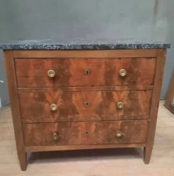 Commode en plaquage du dix-neuvieme siècle