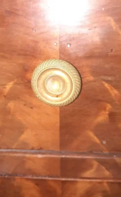 Commode en plaquage du dix-neuvieme siècle