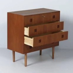 Commode en teck danois, années 1960 – 4 tiroirs, clé et poignées encastrées