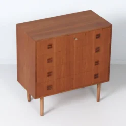 Commode en teck danois, années 1960 – 4 tiroirs, clé et poignées encastrées