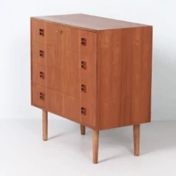 Commode en teck danois, années 1960 – 4 tiroirs, clé et poignées encastrées