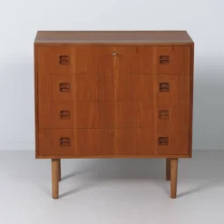 Commode en teck danois, années 1960 – 4 tiroirs, clé et poignées encastrées