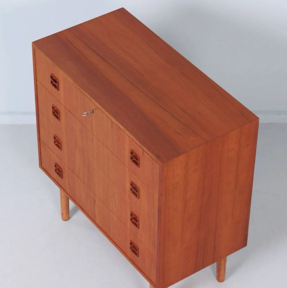 Commode en teck danois, années 1960 – 4 tiroirs, clé et poignées encastrées