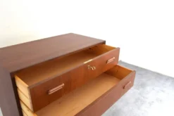 Commode en teck danois des années 1960.