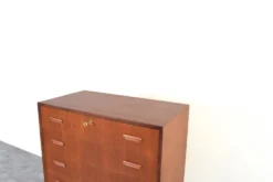 Commode en teck danois des années 1960.