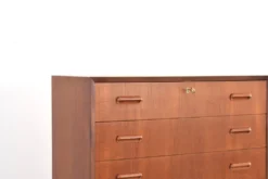 Commode en teck danois des années 1960.