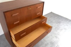 Commode en teck danois des années 1960.