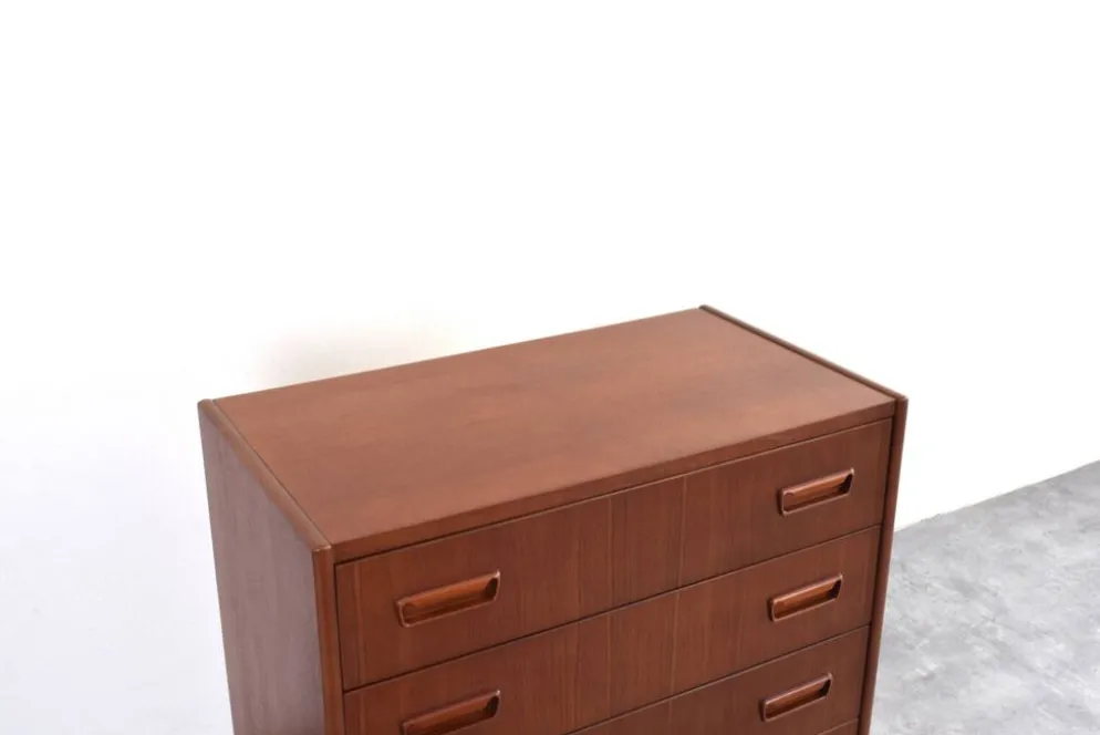 Commode en teck danois des années 1960.