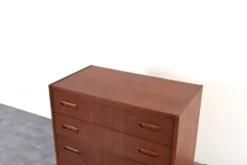 Commode en teck danois des années 1960.