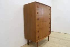 Commode en teck par Henning Kjærnulf, années 1960