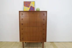 Commode en teck par Henning Kjærnulf, années 1960