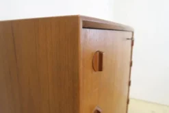 Commode en teck par Henning Kjærnulf, années 1960