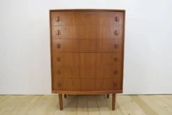 Commode en teck par Henning Kjærnulf, années 1960