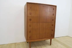 Commode en teck par Henning Kjærnulf, années 1960