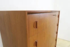 Commode en teck par Henning Kjærnulf, années 1960