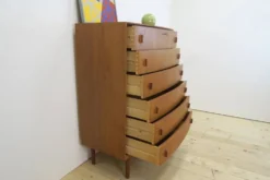 Commode en teck par Henning Kjærnulf, années 1960