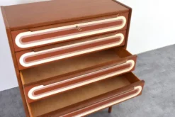 Commode en teck peinte à la main, style Op-Art des années 1960.