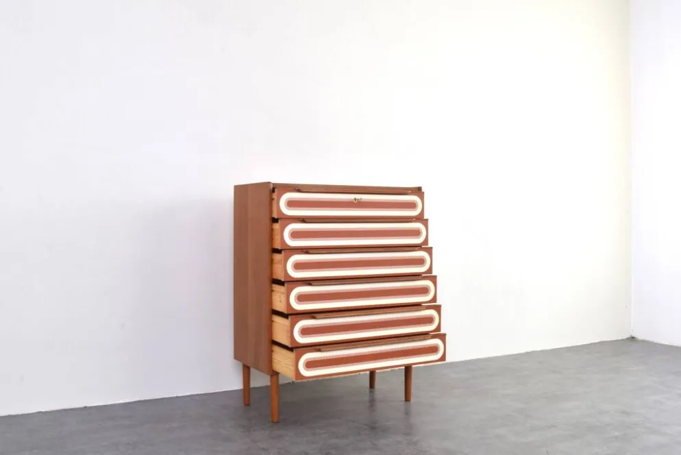 Commode en teck peinte à la main, style Op-Art des années 1960.