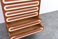 Commode en teck peinte à la main, style Op-Art des années 1960.