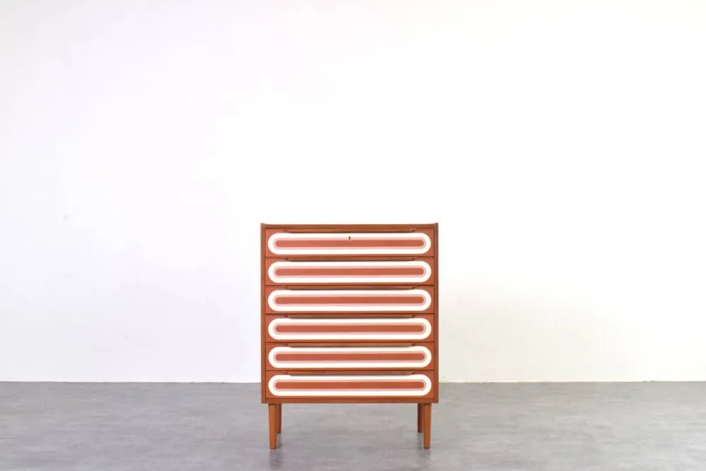 Commode en teck peinte à la main, style Op-Art des années 1960.