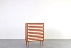 Commode en teck peinte à la main, style Op-Art des années 1960.
